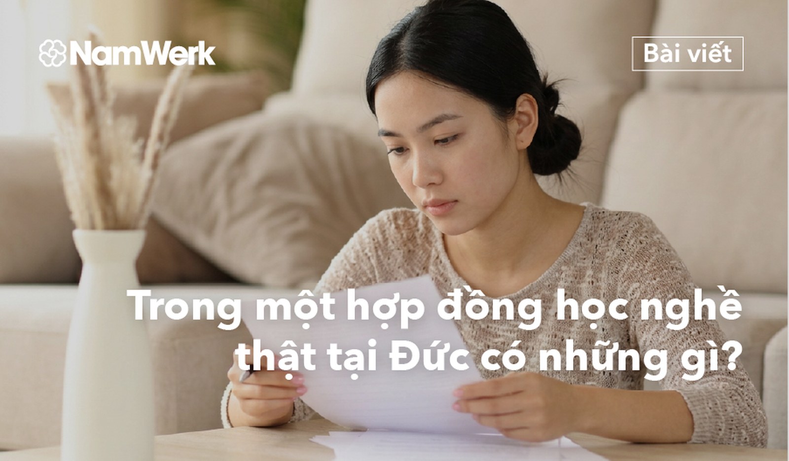 Ứng viên ngồi đọc hợp đồng học nghề