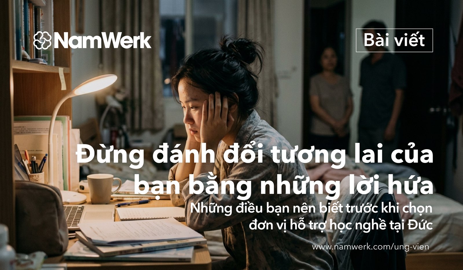 Ứng viên ngồi học tiếng Đức vào buổi tối, bố mẹ đứng phía sau