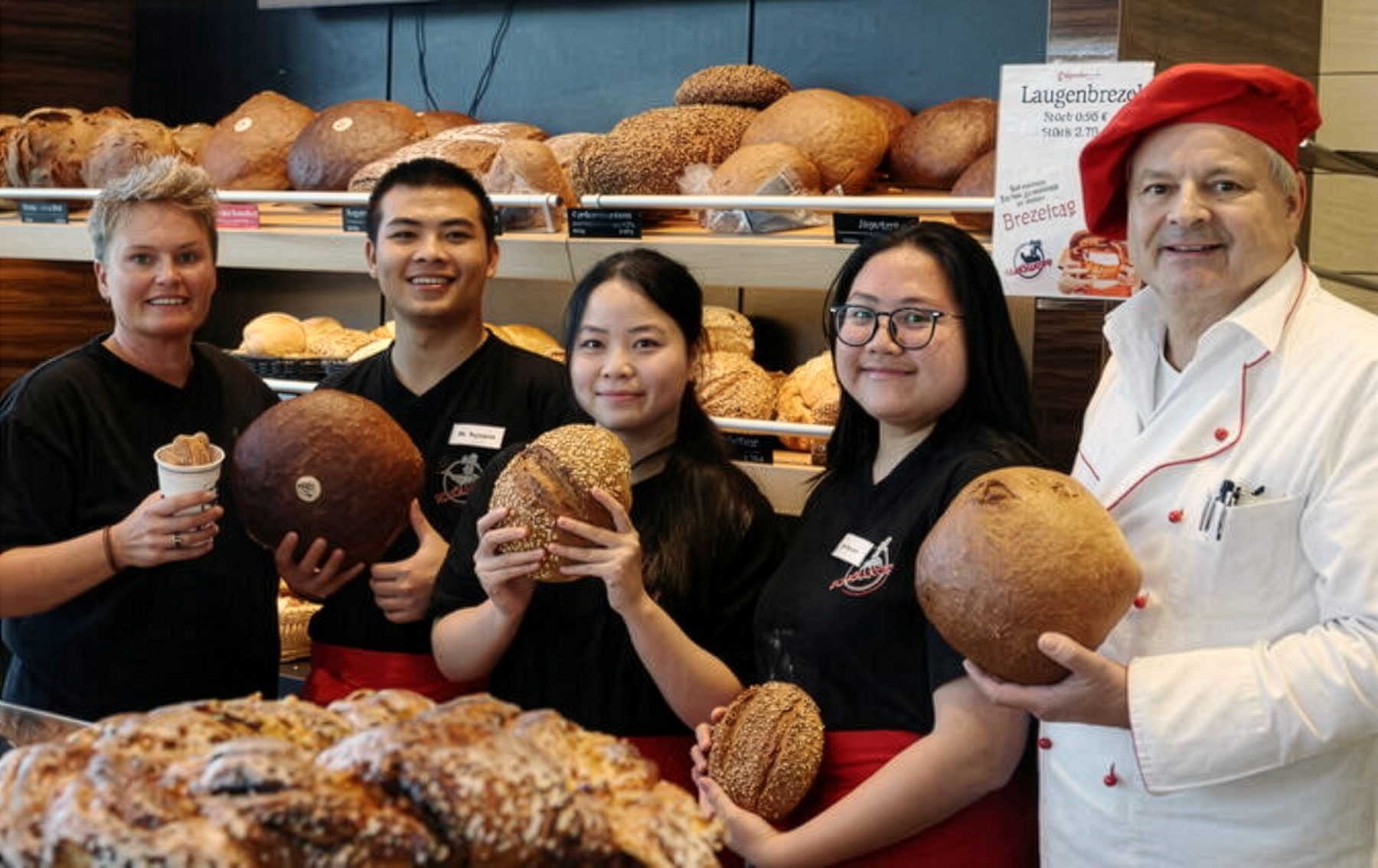 Betriebsteam mit vietnamesischen Auszubildenden
