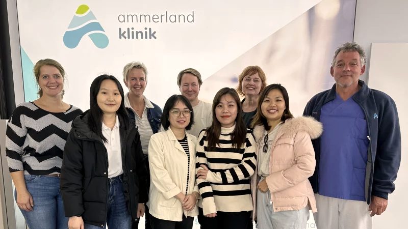 Vietnamesische Auszubildende mit dem Team der Ammerland Klinik